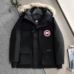 The black winter Canada goose hooded down jacket is very comfortable to wear.